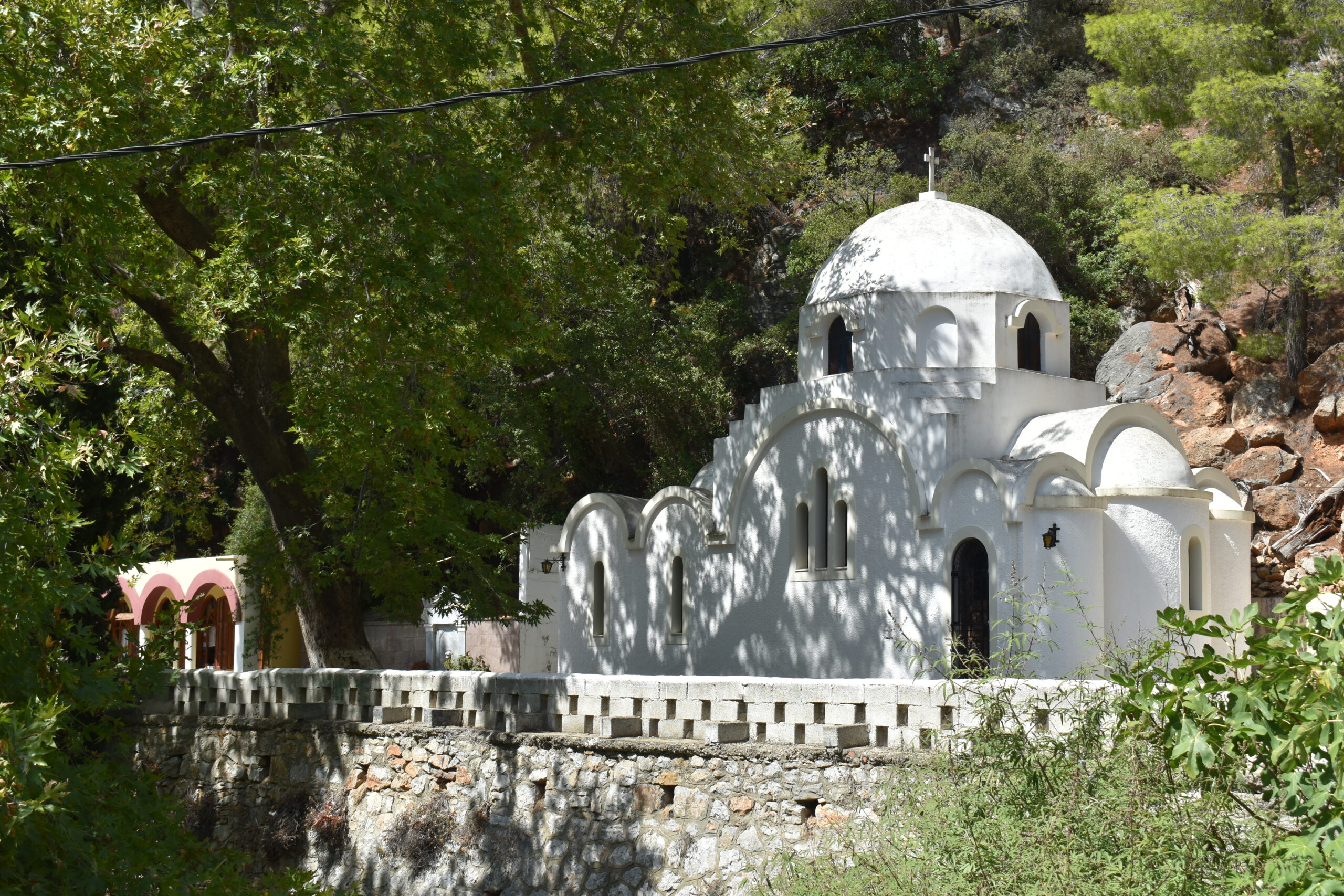 Μοναστήρι Πόρου ένας γραφικός κόλπος στη σκιά μιας μονης | travel.gr