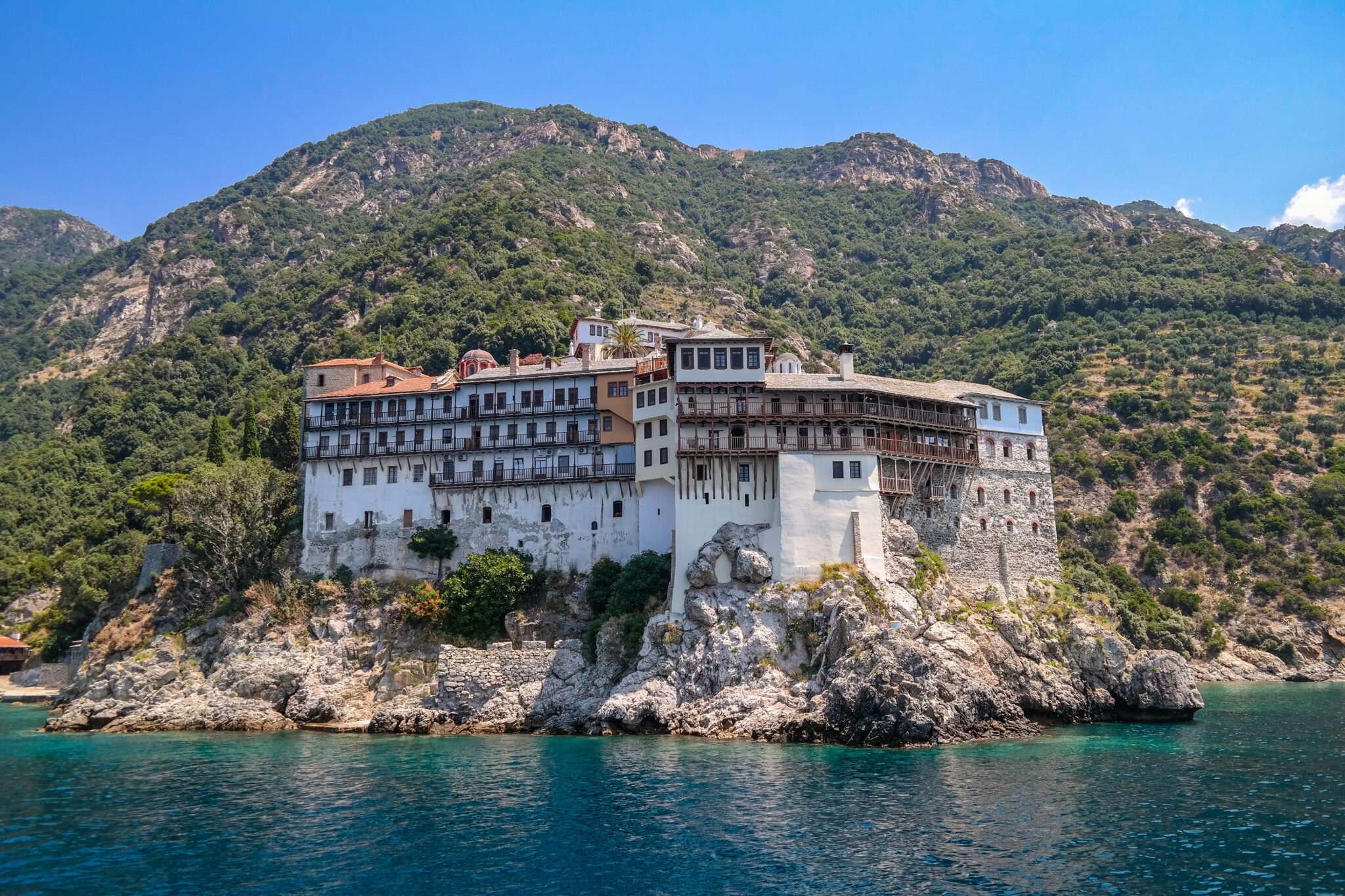 Άγιο Όρος: Περιήγηση στα σημαντικότερα και πιο εντυπωσιακά μοναστήρια ενός μυστηριακού τόπου | travel.gr