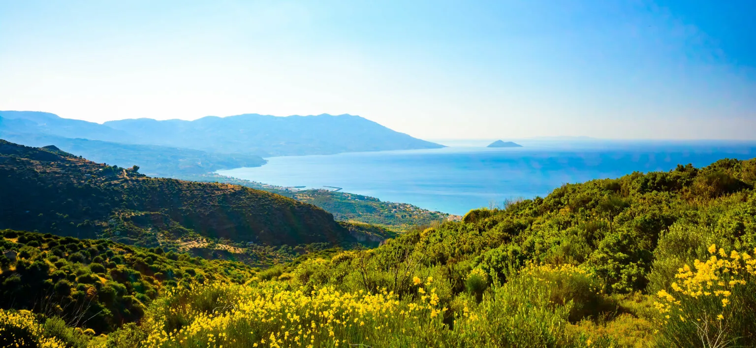 https://www.travel.gr/wp-content/uploads/webp/2022/09/samos-4-1536x707.webp